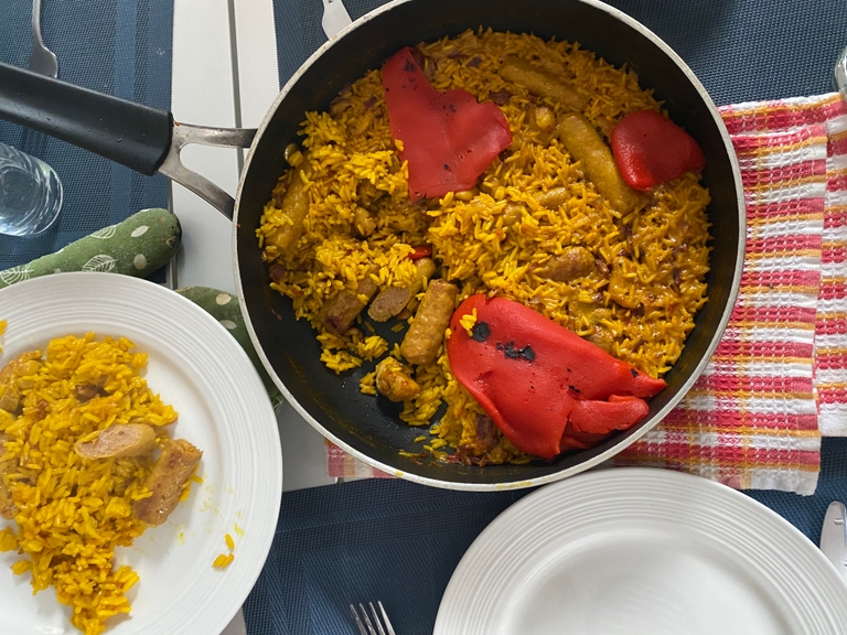 image of 🥘🌪️ La paella de despedida, la pesadilla mecánica y el tornado